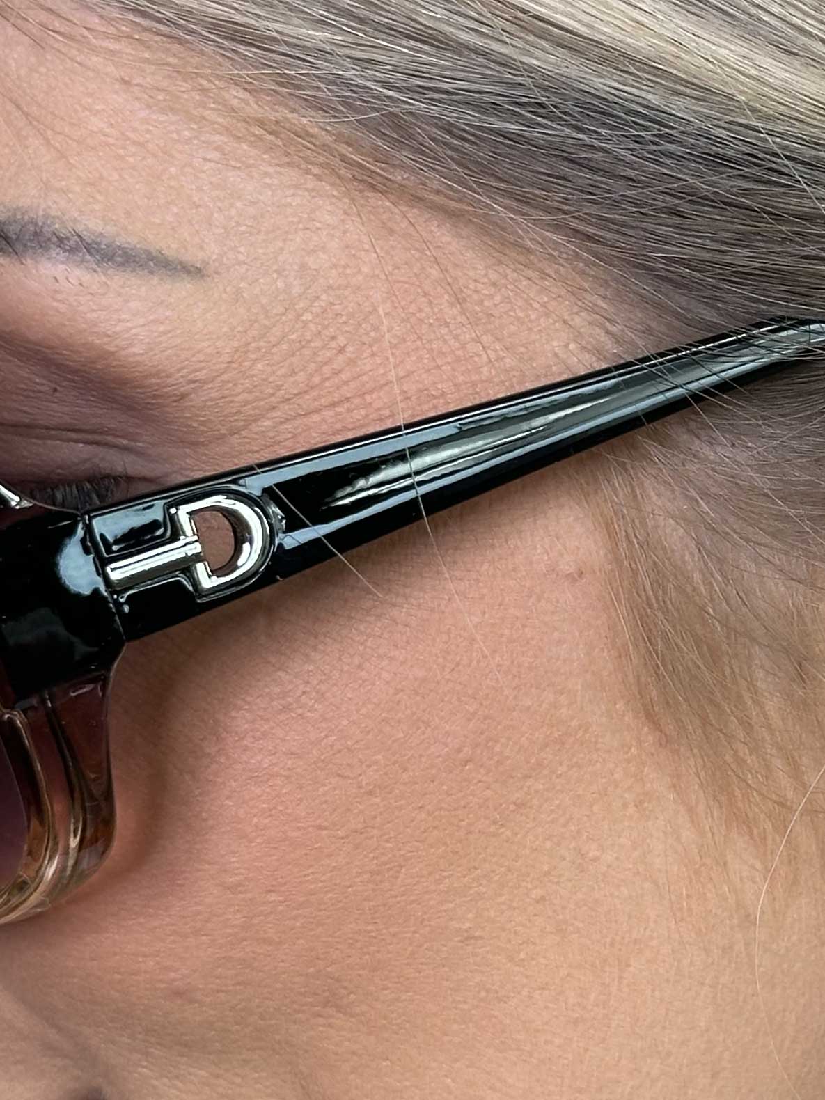 Frida - Solbriller med smal stel og lille guld detalje